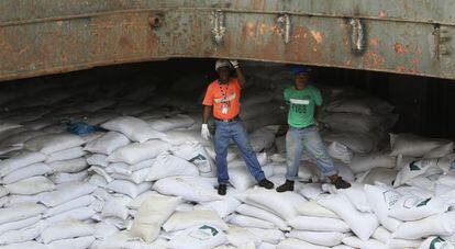 Dos hombres en una bodega del barco norcoreano Chong Chon Gan.