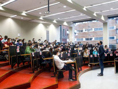 Un profesor imparte clase en la Universidad Pompeu Fabra, en una imagen de archivo.