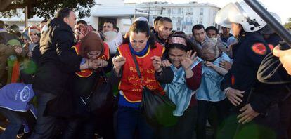 La policía marroquí carga contra mujeres el 8 de marzo en Rabat.