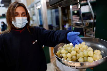 Una Nochevieja atípica, sin fiestas ni cenas multitudinarias, pero en las que se se mantendrá la costumbre de tomar una docena de uvas, este año en los hogares. Desde Murcia y Alicante se han puesto a la venta de 5.000 toneladas de uvas.