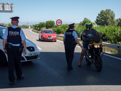 Agentes de los Mossos d'Esquadra en una carretera catalana, en una imagen de archivo.