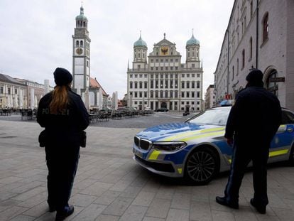 Dos policías, frente al Ayuntamiento de Augsburgo, al sur de Alemania.