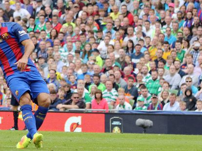 Arda Turan golpea al bal&oacute;n  para marcar el primer gol del Bar&ccedil;a ante el Celtic.