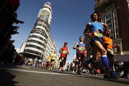 Los maratonianos corren por la Gran Vía de la Capital.