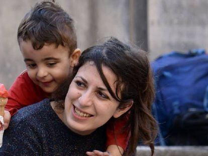 Un niño disfruta de un helado junto a su madre