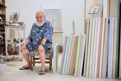 El artista Guillermo Pérez Villalta en su estudio de Tarifa, Cádiz, el 5 de julio de 2023.