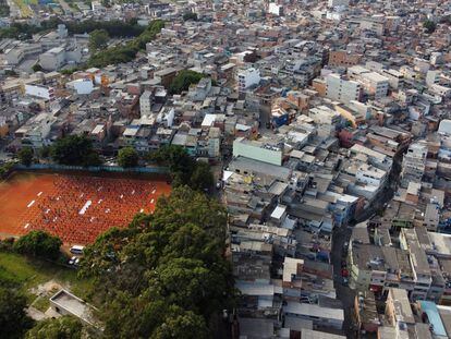 Un grupo de voluntarios reparte ayuda a la población de Heliópolis, la mayor favela de São Paulo, en Brasil.