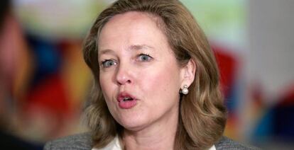 La ministra de Economía y Empresa española, Nadia Calviño, atiende a la prensa a su llegada ayer a la reunión informal de ministros de Finanzas de la UE en Bucarest.