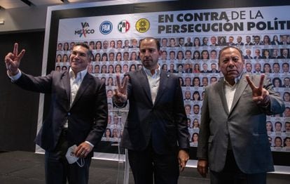 Los dirigentes del PAN, PRI y PRD: Marko Cortés, Alejandro Moreno y Jesús Zambrano durante conferencia de prensa en Ciudad de México, el 2 de mayo de 2022.