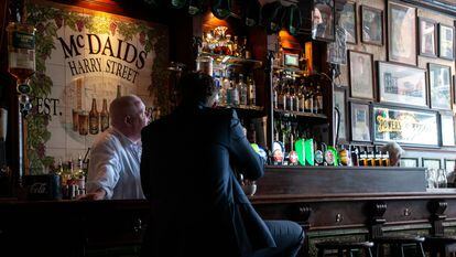 Barra del bar McDaid’s, pequeño local con más de 200 años de historia en Harry Street, en Dublín (Irlanda).