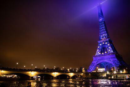 La torre Eiffel, iluminada con los colores de la bandera de la Unión Europea, este sábado.