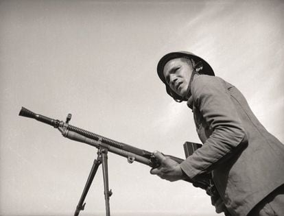 El libro recoge un centenar de fotos de los negativos sobre la Guerra Civil que hizo el fotógrafo catalán, conocido sobre todo por haber dado a conocer el horror del campo de exterminio de Mauthausen. En la imagen, un soldado republicano.