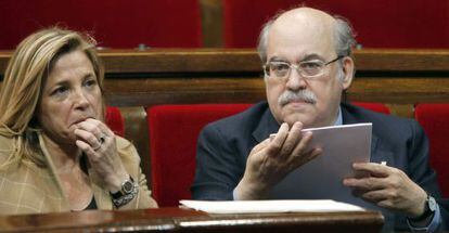 La vicepresidenta de la Generalitat, Joana Ortega (i) y el consejero de Econom&iacute;a, Andreu Mas-Colell en el Parlament.