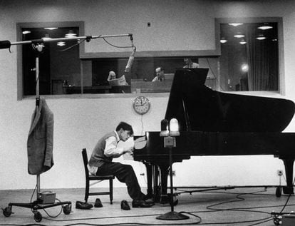 El pianista Glenn Gould toca el piano en unas grabaciones de Bach.