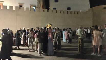 Los habitantes de Esauira salen a la calle durante el seísmo, en la noche del viernes.