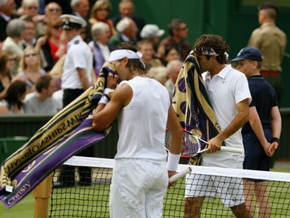 Nadal y Federer se secan el sudor durante la final de Wimbledon de 2008.