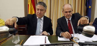 A la izquierda el secretario de Estado, Tomás Burgos, en una comparecencia en el Congreso.