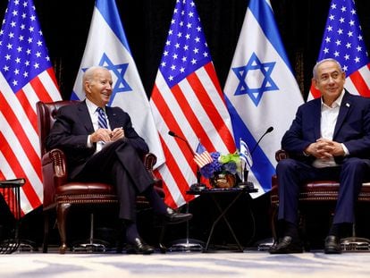 El presidente de EE UU, Joe Biden, se reúne con el primer ministro israelí, Benjamín Netanyahu, y el gabinete de guerra israelí, durante su visita a Israel, en Tel Aviv, Israel, el pasado 18 de octubre.