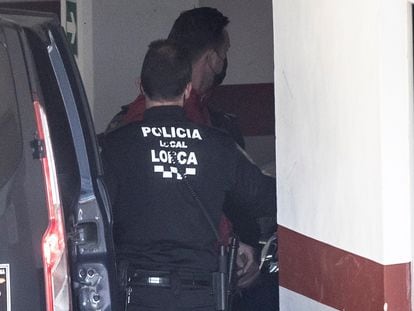 La policía local de Lorca traslada a uno de los arrestados el pasado 1 de febrero por el asalto un día antes al Ayuntamiento de la localidad murciana.