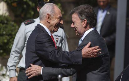 El presidente de Colombia, Juan Manuel Santos (dcha), y su hom&oacute;logo israel&iacute;, Simon Peres (izda), se re&uacute;nen en la residencia presidencial en Jerusal&eacute;n (Israel).