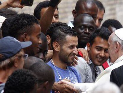 El papa Francisco saluda a refugiados en un convento de Roma. 