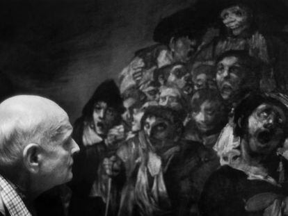 Henri Cartier Bresson, maestro de la fotografía centrada en la atención, contempla un cuadro de Goya en el Prado en 1993.