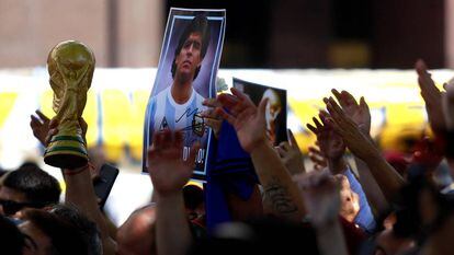Seguidores de Maradona se despiden del Dios del fútbol, ayer en Buenos Aires.
