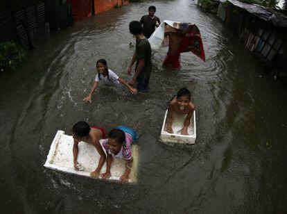 Los niños de San José se divierten tras las inundaciones, a pesar de que la Agencia Meteorológica de Filipinas estima que Koppu no abandonará el país hasta el próximo miércoles aunque prevé que vaya perdiendo intensidad hasta convertirse en una tormenta tropical.