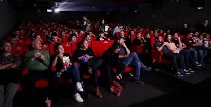 Espectadores en una sala de los cines Princesa, en el primer día de la fiesta del cine en Madrid.