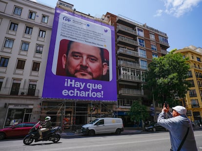 Lona instalada el viernes por Podemos en la calle dde Goya, con el rostro del hermano de Isabel Díaz Ayuso y una frase del exlíder del PP.