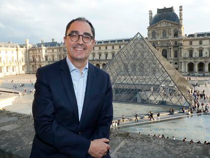 Jean-Luc Martinez posa ante el Museo del Louvre en 2019.