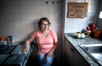 Cecilia Oroná viene de Uruguay, lleva 20 meses aquí en España y trabaja como limpiadora con un sueldo mínimo.