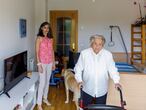 VALLADOLID FOTO JAVIER ALVAREZ
Candelas Leal  y a su madre, una mujer que saco a su madre de la residencia y la cuida en casa. 