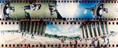 En la imagen inferior, los pabellones del Trocadero, normalmente enfrentados, quedan sobre la misma línea. En la imagen superior, la cámara ha sido puesta en vertical. Una turista asiática, tumbada sobre el suelo, hace una fotografía a sus amigas, con la torre Eiffel de fondo. Los píes de la turista que toma la foto se pueden ver de nuevo en la parte derecha.