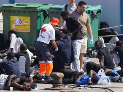 Varios migrantes, tras ser trasladados al puerto de Los Cristianos este domingo.