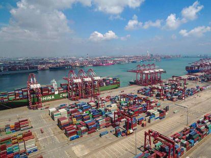Contenedores almacenados en el puerto chino de Qingdao, en el este de China, este mes. 