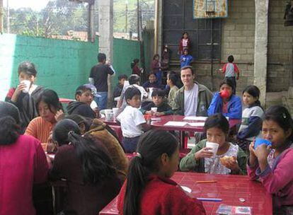 Un voluntario de la Fundación Telefónica cooperando con niños de Guatemala.