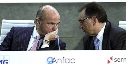  El ministro de Econom&iacute;a, Industria y Competitividad, Luis de Guindos, conversa con el presidente de ANFAC, Antonio Cobo .