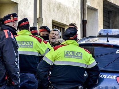 Jordi Magentí, aquest matí, envoltat d'agents dels Mossos.