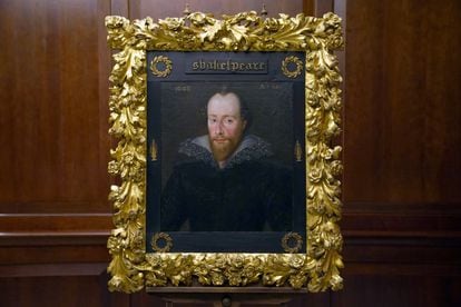 Retrato del artista Robert Peake que supuestamente representa a William Shakespeare, expuesto en el hotel Grosvenor House de Londres.