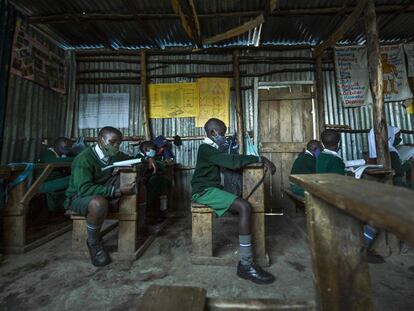 Los alumnos se sientan distanciados en un aula en el colegio Destiny Junior de Mathare, uno de los barrios más deprimidos de Nairobi, en Kenia, el 4 de enero de 2021.