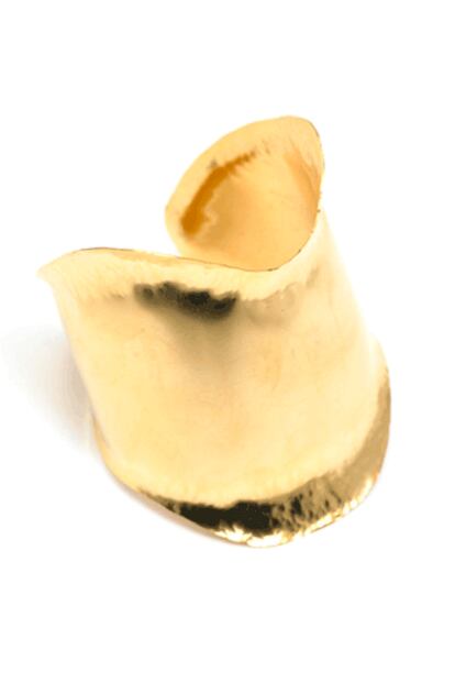 La tienda del Victoria and Albert Museum es muy conocida por su selección de joyería exclusiva. Este brazalete dorado es una creación de Sibilia, inspirado en el diseño orgánico de principios del S.XX y en la joyería tradicional de Sudamérica. (160 euros)