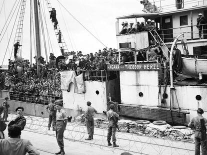 Inmigrantes judíos a bordo del Theodor Herzl intentan desembarcar en Haifa, 1947.