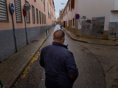El informante policial contra el yihadismo Mohamed H., en un barrio de Palma, el pasado 7 de noviembre.