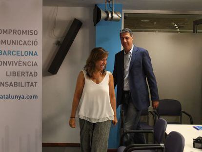 El candidato del PPC a la Generalitat, Xavier García Albiol, junto su presidenta, Alicia Sánchez-Camacho, ayer en Barcelona.