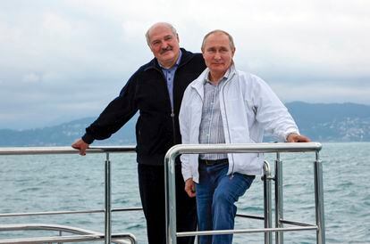 Vladimir Putin (a la derecha) y Alexandr Lukashenko, el sábado en Sochi (Rusia).
