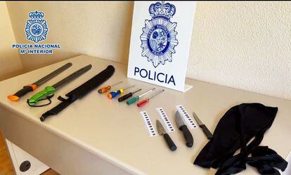 Algunas de las armas incautadas a los pandilleros tras la agresión del sábado en Carabanchel.