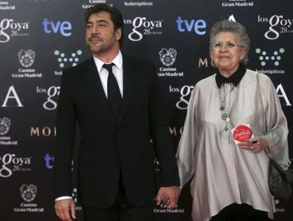 El actor Javier Bardem, vestido de Gucci, posa junto a su madre, Pilar Bardem.