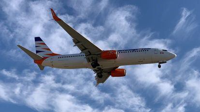 Un avión Boeing aterriza en el aeropuerto de Málaga.