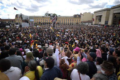 Los partidarios del nuevo presidente de Colombia, Gustavo Petro, animan durante la ceremonia de toma de posesión.
